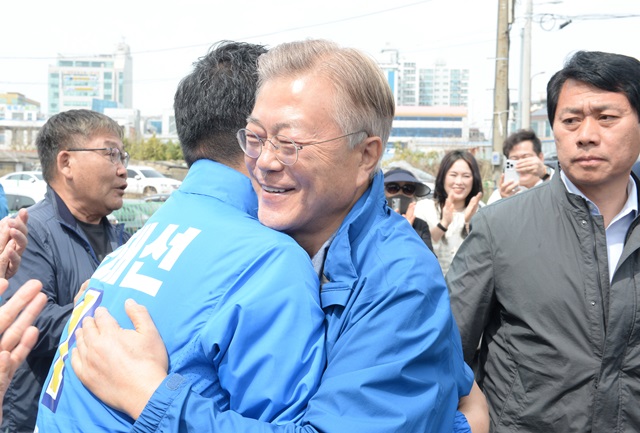 ▲ 문재인 전 대통령이 지난 2일 오전 울산 동구 항일독립운동의터전인 보성학교전시관을 방문, 민주당 동구 국회의원 김태선 후보와 포응을 하고 있다.ⓒ뉴시스