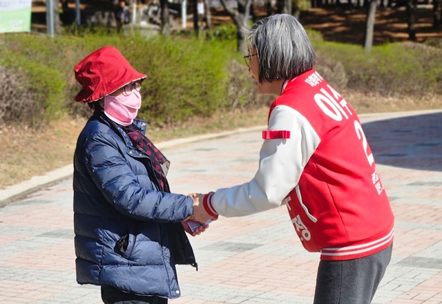 ▲ 이수정 국민의힘 경기 수원시정 국회의원 후보가 지역 주민에게 인사하고 있다. ⓒ이수정 선거사무소 제공