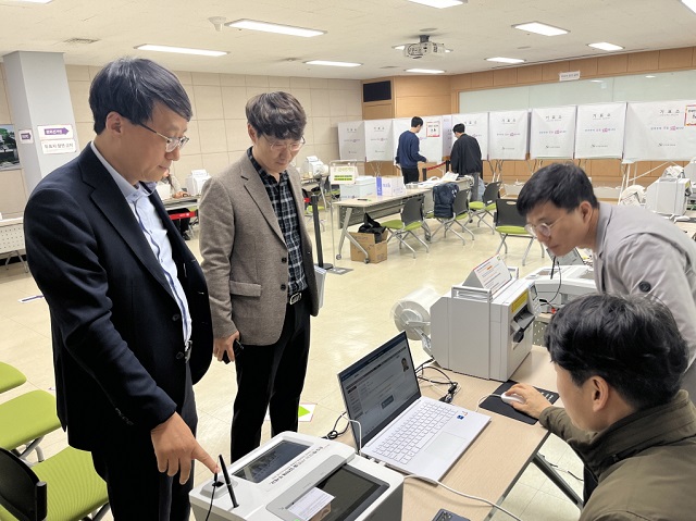▲ 박재관 자치행정실장이 사전투표가 진행될 예정인 포항시의회 드림스타트 회의실을 4일 방문해 투표소를 점검하고 있다.ⓒ포항시