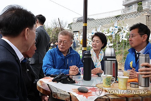 ▲ 4월2일 울산을 찾은 문재인 부부. 문재인 전 대통령은 1일 
