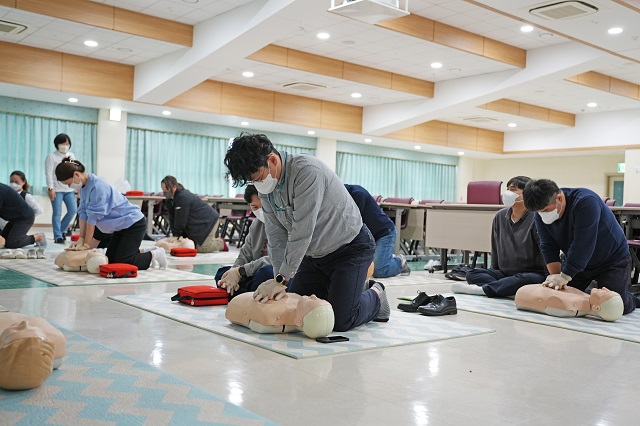 ▲ 포항성모병원이 시민을 대상으로 2024년도 심폐소생술 교육을 실시하고 있다.ⓒ포항성모병원