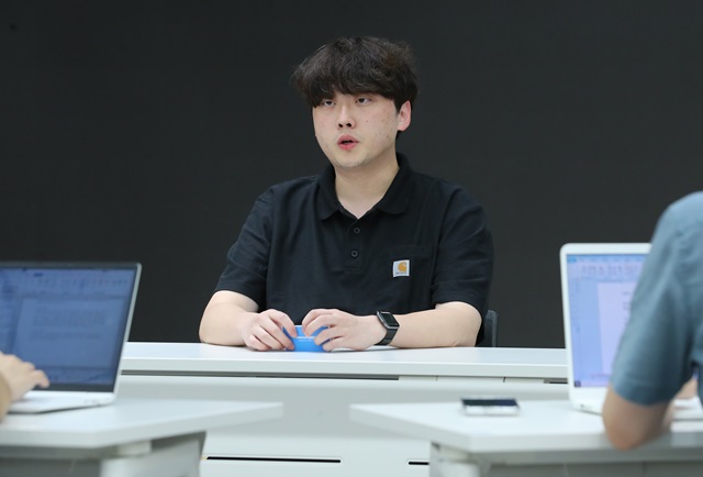 ▲ 박단 신임 대한전공의협의회장이 18일 오후 서울 용산구 대한의사협회 회관 대강당에서 열린 '제27기 대한전공의협의회 회장 선거 개표'에서 당선 후 기자들과 인터뷰를 하고 있다. 2023.08.18. ⓒ뉴시스