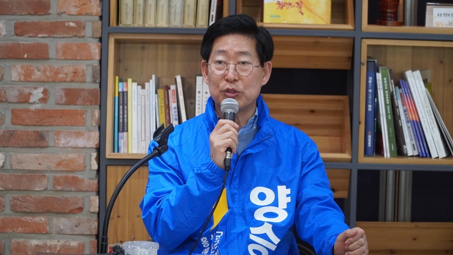 ▲ 양승조 후보가 4일 오후 충남도청 기자실에서 간담회를 갖고 있다.ⓒ양승조 선거사무소