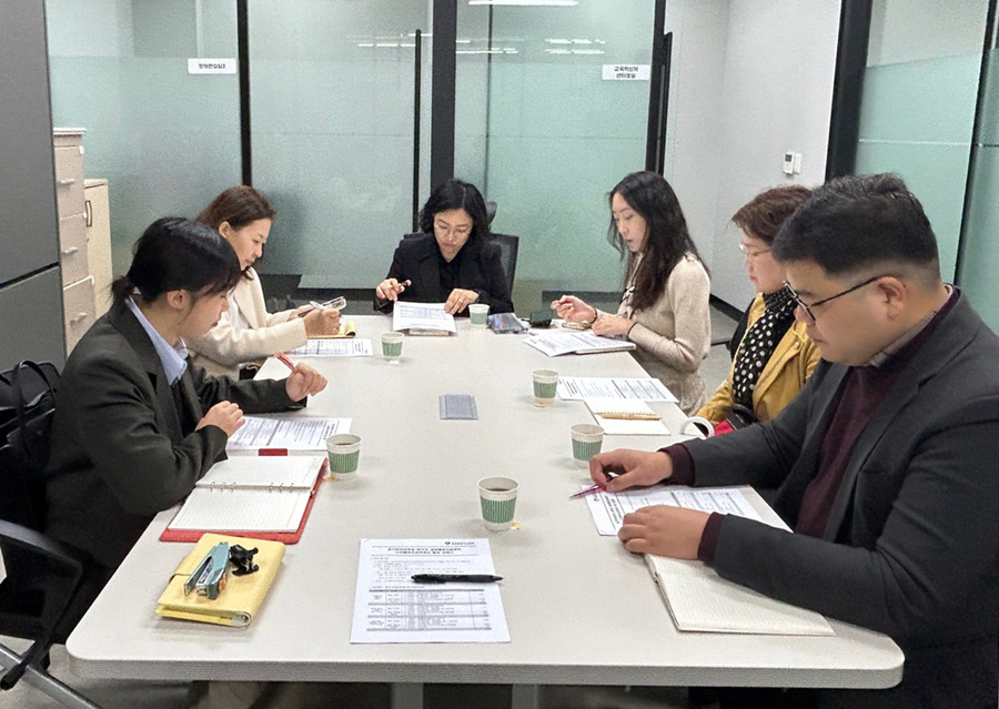 ▲ 대구한의대학교-영덕군 세대통합지원센터(센터장 안창근)는 지난 3월 19일 영덕군 내 초등학생, 중학생 학부모 대상으로 ‘영덕 저출생 전쟁 대응 하니돌봄대학’ 프로그램 설명회를 주최 후 3월 21일 학과 및 대학기관 연계로 ‘저출생과의 전쟁 전면전’에 돌입한다.ⓒ대구한의대