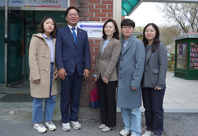 ▲ 김승원 더불어민주당 경기 수원시갑 국회의원 후보(왼쪽에서 두번째)와 가족들이 5일 오전 수원시 조원2동 행정복지센터에서 사전투표 인증샷을 남기고 있다. ⓒ김승원 선거사무소 제공