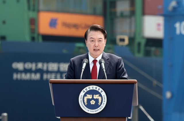 ▲ 윤석열 대통령이 5일 경남 창원시 진해구 부산항 신항에서 열린 7부두 개장식에서 기념사를 하고 있다. 2024.04.05. ⓒ뉴시스