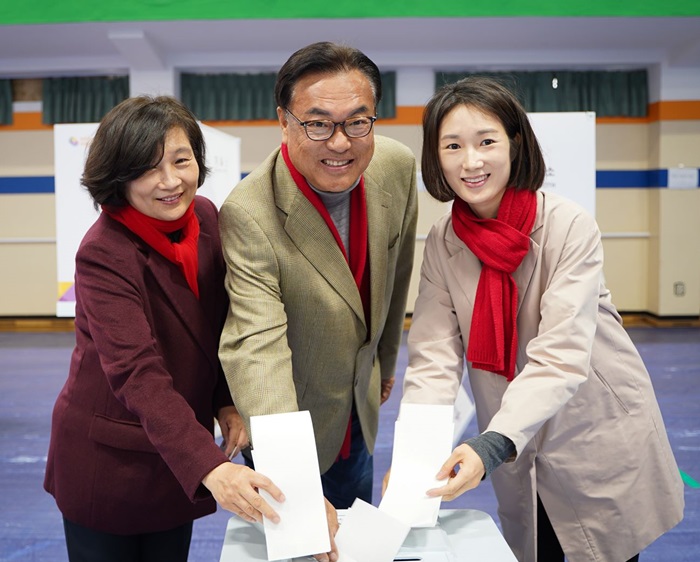 ▲ 국민의힘 정진석 후보(충남 공주시부여군청양군)가 5일 신관동 사전투표소인 공주대학교 체육관을 방문해 가족과 함께 사전투표를 하고 있다.ⓒ정진석 후보 캠프