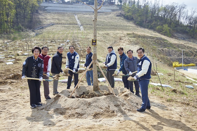 ▲ 5일 오전 가천대학교 내 산사태복구지에서 열린 제79회 식목일 나무심기에서 김동연 경기도지사, 김성남 경기도의회 농정해양위원장, 최미리 가천대학교 부총장 및 학생등이 기념촬영 및 기념식수를 하고 있다. ⓒ경기도 제공