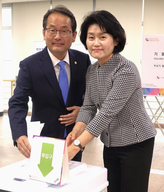 ▲ 강준현 더불어민주당 세종을 후보가 5일 오전 제22대 국회의원 사전투표소를 찾아 배우자와 함께 소중한 한 표를 행사하고 있다.ⓒ강준현 후보 캠프