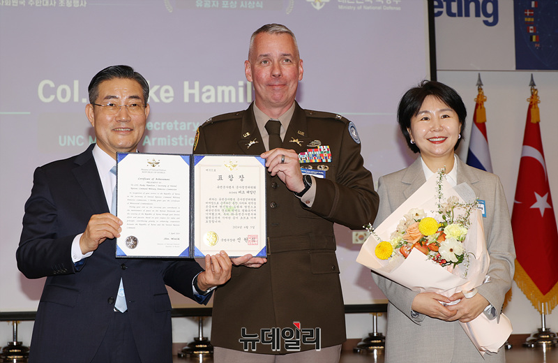 ▲ 신원식 국방부 장관이 5일 오전 서울 용산구 국방컨벤션 태극홀에서 열린 '유엔사회원국 주한대사 초청행사'에 참석해 전역하는 버크 해밀턴 미 육군 대령에게 표창장을 수여하고 있다. ⓒ사진공동취재단