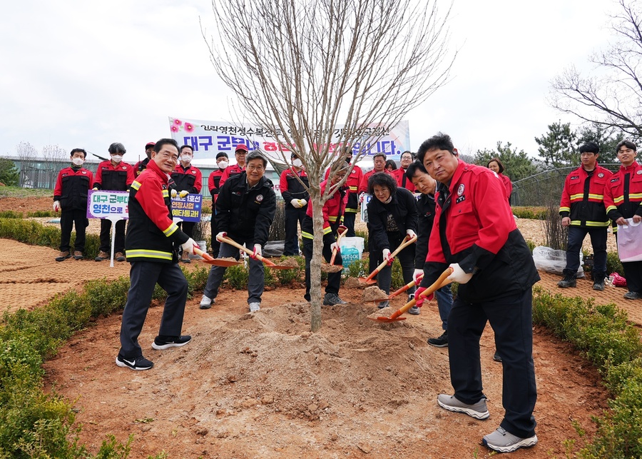 ▲ 영천시는 5일 제79회 식목일을 맞이해 영천전투호국기념관에서 나무 심기 행사를 진행했다.ⓒ영천시