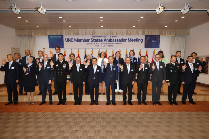 ▲ 김영호 통일부 장관이 5일 서울 종로구 통일부 남북관계관리단 회담장에서 열린 6.25전쟁 유엔참전국 주한 대사 초청 정책설명회에서 참석 주한 대사들과 단체 기념사진을 촬영하고 있다. ⓒ뉴시스