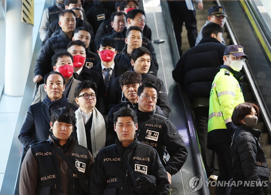 ▲ 국민의힘 한동훈 비상대책위원장이 지난 4일 오전 광주송정역에 도착해 경찰의 경호를 받으며 이동하고 있다. ⓒ연합뉴스