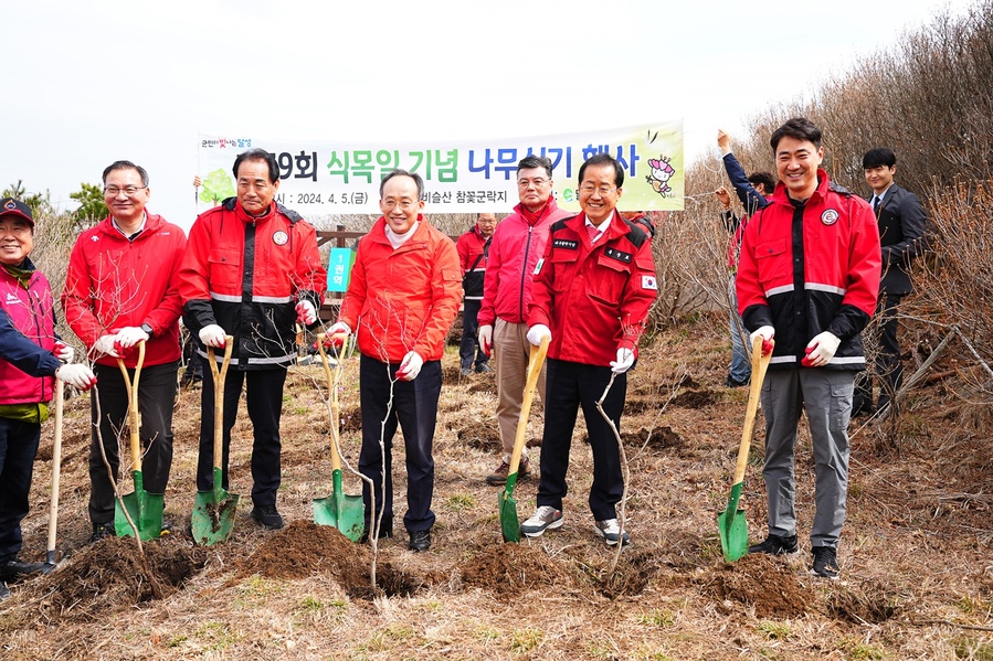 ▲ 추경호 국회의원이 4월 5일 오전 10시 40분 비슬산 참꽃군락지 일원에서 개최된 제79회 식목일 기념 2024년 나무심기행사에 참석했다.ⓒ추경호 의원실