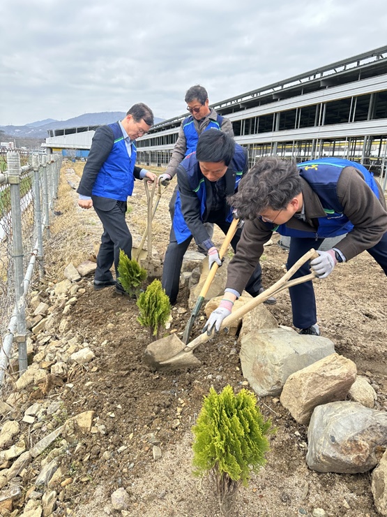 ▲ 농협경북본부(본부장 임도곤)는 4월 4일에 경산축산농협(조합장 백운학)과 함께 경산시 소재 축산농가에서 축산환경 개선을 위한 방취림 식재 행사를 진행했다.ⓒ경북농협