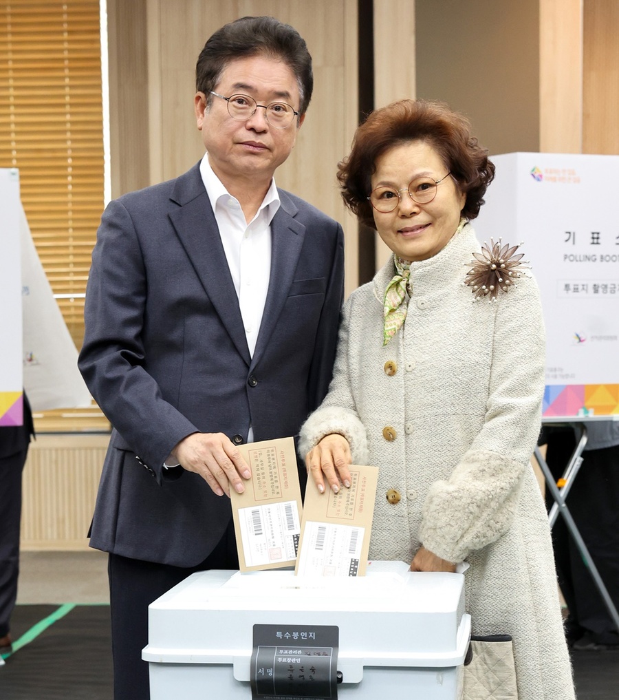▲ 이철우 경상북도지사가 부인 김재덕 여사와 함께 제22대 국회의원 선거 사전투표 첫날인 5일 예천군 호명읍 사전투표소에서 주민들과 함께 제22대 국회의원을 뽑는 소중한 한 표를 행사했다.ⓒ경북도