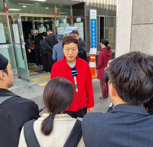 ▲ 국민의힘 정성국 부산진갑 후보가 5일 사전투표를 진행한 뒤 인터뷰를 하고 있다.ⓒ정성국 캠프