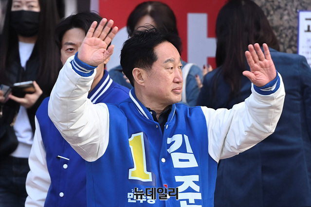 ▲ 김준혁 더불어민주당 경기 수원정 후보가 5일 오후 경기 수원시 원일초등학교 인근에서 거리인사를 하고 있다. ⓒ서성진 기자