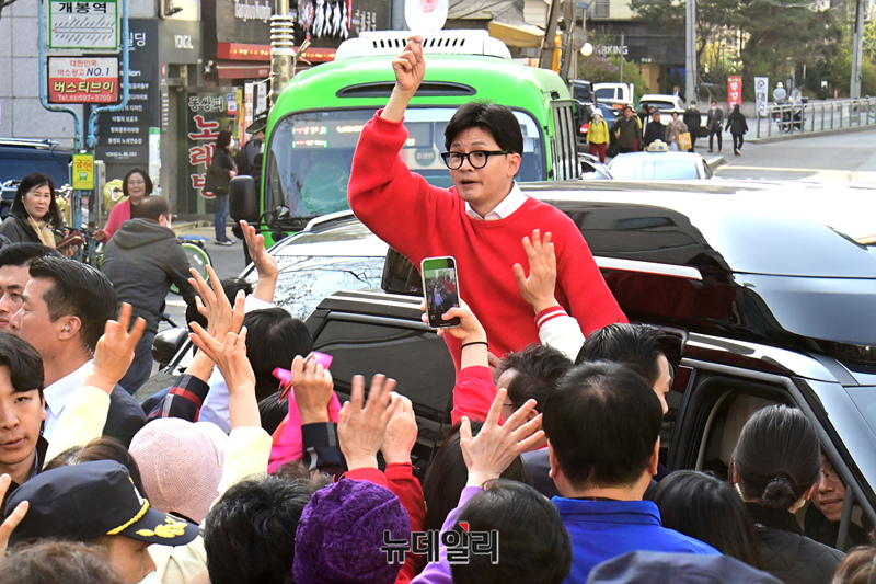 ▲ 한동훈 국민의힘 비상대책위원장 겸 총괄 선거대책위원장이 지난 5일 서울 구로구 개봉역 앞에서 열린 호준석 구로갑 후보, 태영호 구로을 후보, 지원유세를 마치고 지지자들에게 손을들어 인사하고 있다. ⓒ이종현 기자