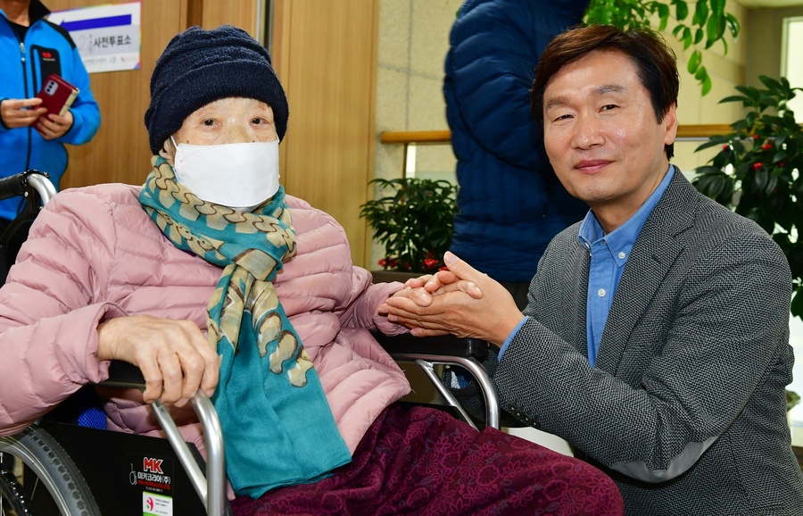 ▲ 조현일 경산시장은 제22대 국회의원선거 사전투표 첫날인 5일 서부2동 최고령 투표자인 송점순(100세) 할머니와 함께 투표에 참여했다.ⓒ경산시