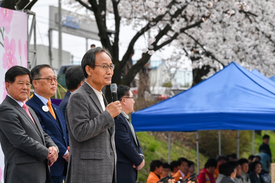 ▲ ‘벚꽃과 함께하는 시민 어울림 한마당’행사에서 박남서 시장이 인사말을 하고 있다.ⓒ영주시