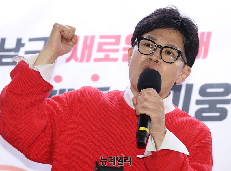 ▲ 한동훈 국민의힘 총괄선대위원장이 사전선거 마지막 날인 6일 오후 대구 동성로를 찾아 대구지역 후보들의 지지를 호소하고 있다. ⓒ정상윤 기자