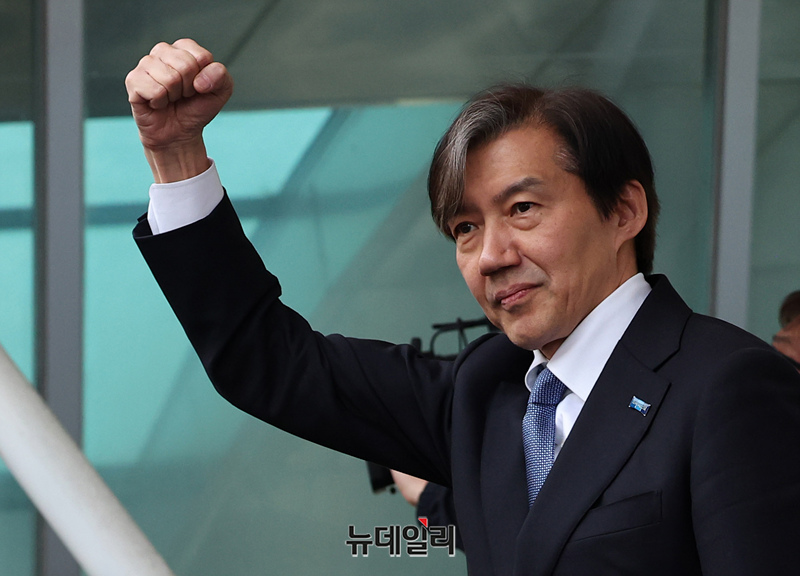 ▲ 조국 조국혁신당 대표가 지난 3일 오후 서울 동작구 이수역에서 열린 기자회견에서 지지자를 향해 팔뚝질을 하고 있다.ⓒ정상윤 기자