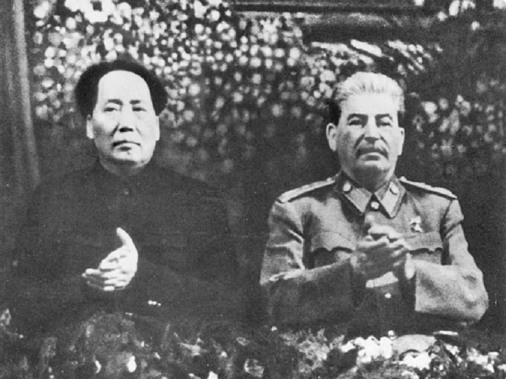 ▲ 스탈린(오른쪽)의 7순생일을 맞아 모스크바 잔치에 참석한 중공의 마오쩌둥이 나란히 앉아 박수를 치고있다. (1950.12.21)