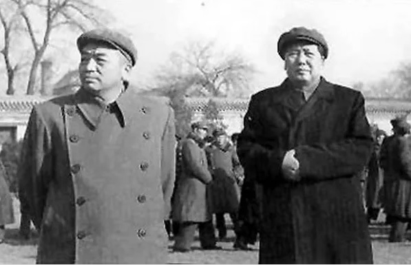 ▲ 형제 같았던 고향 친구 펑더화이(왼쪽)와 마오쩌둥. 두 사람은 한국전쟁 참전에 의기투합했다.