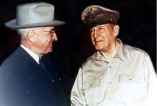 ▲ 남태평양 웨이크 섬에서 회담을 가진 트루먼(왼쪽) 미국 대통령과 맥아더 사령관.