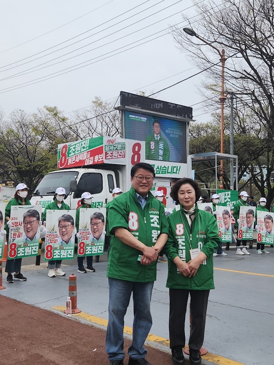 ▲ 우리공화당 조원진 후보(달서구병)가 사전투표 이틀째인 지난 6일 오후 2시 두류공원에서 선거 압승 굳히기 집중유세를 진행하며 지지를 호소했다.ⓒ조원진 후보실