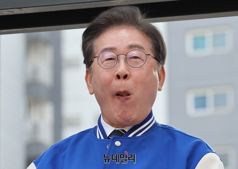 ▲ 이재명 더불어민주당 총괄선대위원장이 지난달 30일 오전 서울 송파구 위례광장에서 남인순 송파병 후보를 지원하기 위해 방문해 지지자에게 받은 빵을 먹고 있다.ⓒ정상윤 기자