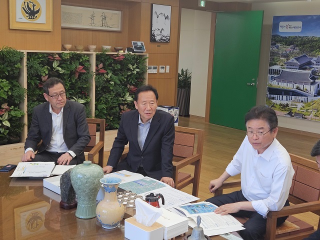 ▲ 박현국 군수(가운데)는 지난 5일 경북도청에서 이철우 도지사(오른쪽)를 만나 주요 역점사업과 현안사업에 대해 설명하고 적극적인 협조와 지원을 요청했다.ⓒ봉화군