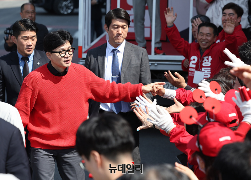 ▲ 한동훈 국민의힘 총괄선대위원장이 선거 마지막 주말인 7일 오후 충남 서천특화시장에서 열린 지원유세에서 장동혁 보령서천 후보 지원유세를 마치고 유세원들과 손을 마주치며 이동하고 있다. ⓒ정상윤 기자