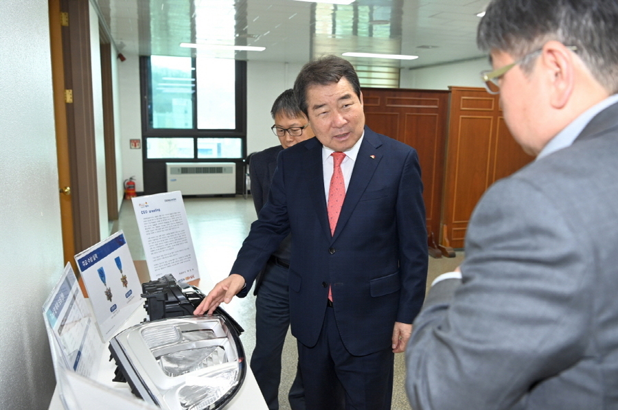 ▲ 김충섭 김천시장이 이달의기업으로 선정된 동원테크놀러지에서 생산현장을 둘러보며 설명을 듣고 있다.ⓒ김천시