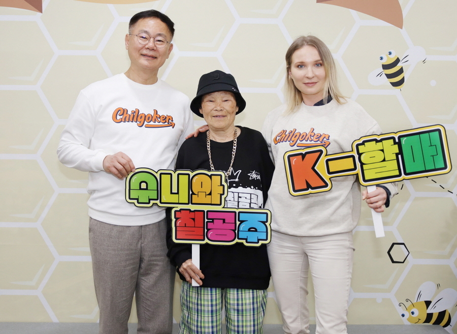 ▲ 김재욱 칠곡군수가 수니와 칠공주 리더 박점순 할머니와 칠곡군을 찾은 주한폴란드 대사관 카타자나 토마셰프스카 영사와 기념 촬영을 하고 있다.ⓒ칠곡군