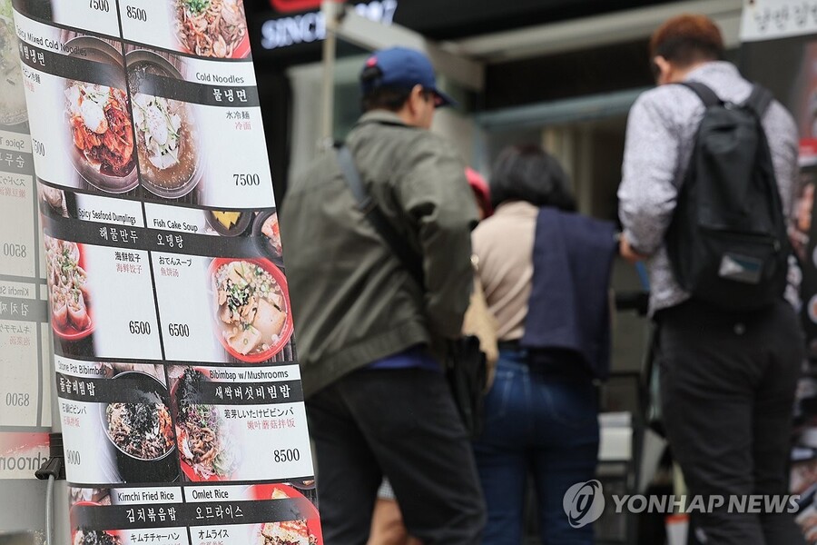 ▲ 서울 중구 명동거리에 설치된 식당의 음식 메뉴판ⓒ연합