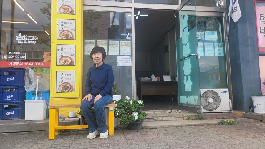 ▲ 괴산군이 설치한 ‘노(老)랑의자’에 주민이 잠시 앉아 쉬며 즐거워 하고 있다.ⓒ괴산군