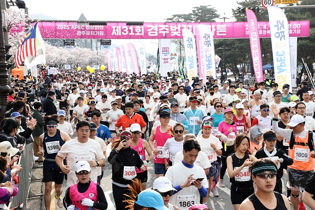 ▲ 지난 6일 경주보문관광단지에서 열린 ‘제31회 경주벚꽃마라톤대회’에 참가한 시민과 관광객들이 출발선을 통과하고 있다.ⓒ경주시