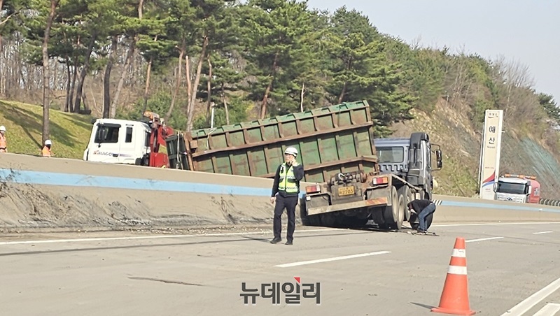 ▲ 8일 오전 9시쯤 당진대전고속도로 내 당진 방향 예산휴게소 부근에서 운행 중이던 트럭(암롤·24t)이 타이어가 파손되는 사고가 발생했다.ⓒ김정원 기자