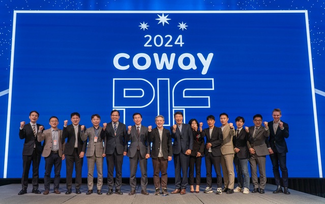 ▲ 코웨이가 지난 4일 서울 구로구 지타워 코웨이 본사에서 ‘2024 코웨이 파트너사 혁신 대회(Partners Innovation Fair)’를 개최했다. 이날 행사에 참석한 서장원 코웨이 대표이사(왼쪽 일곱 번째), 박치형 동반성장위원회 운영처장(왼쪽 여섯 번째)와 파트너사 대표들이 기념사진을 촬영하고 있다.ⓒ코웨이