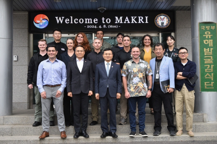 ▲ 이근원 국방부유해발굴감식단장(앞줄 왼쪽에서 세 번째)과 한미 전사자 유해발굴 공동조사 관계자들이 8일 기념사진을 촬영하고 있다. ⓒ국방부 제공