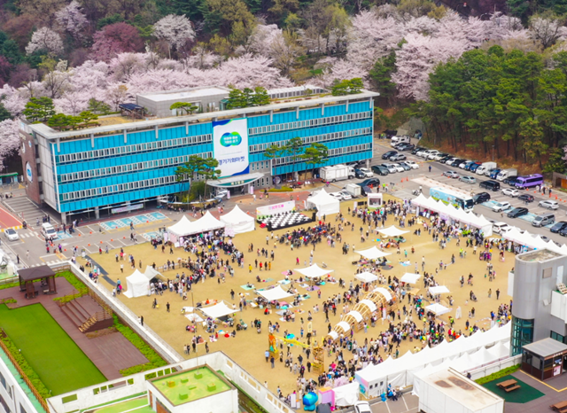 ▲ 경기도와 경기관광공사가 지난 5일부터 구청사에서 사흘간 진행한 '경기도 문화사계' 봄꽃축제 행사 모습. ⓒ경기관광공사 제공