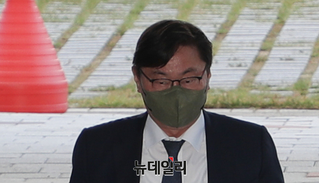 ▲ 쌍방울 그룹으로부터 억대의 금품을 수수한 혐의를 받고 있는 이화영 킨텍스 대표가 27일 오전 경기 수원지방법원에서 열리는 사전구속영장 실질심사(구속 전 피의자심문)에 출석하기 위해 출석하고 있다. 2022.9.27 ⓒ경기 수원=정상윤 기자