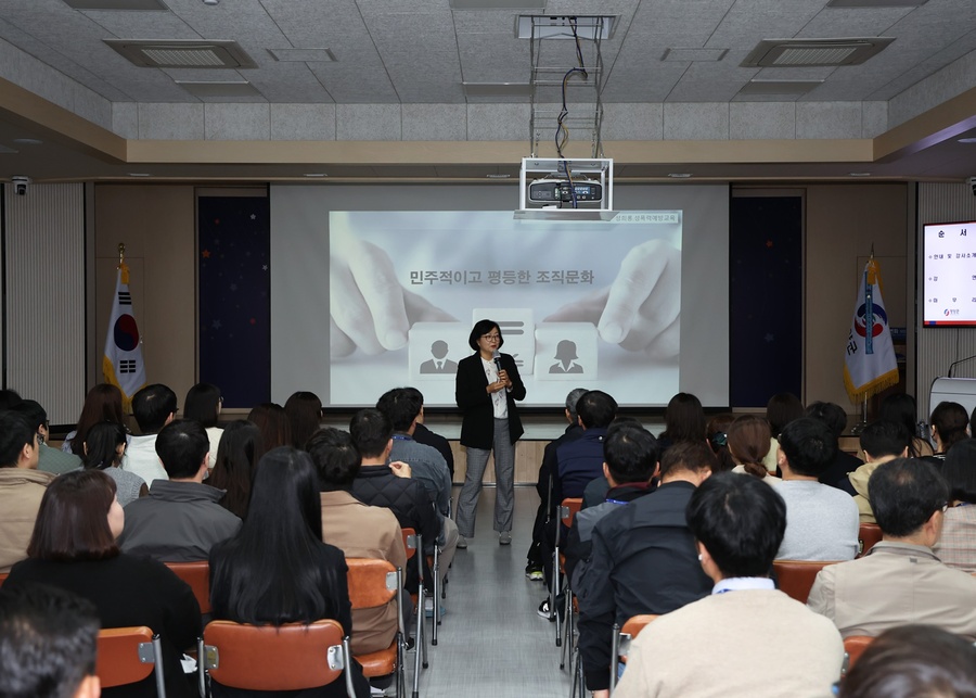 ▲ 영양군(군수 오도창)은 4월 8일 군청 대회의실에서 건전한 공직문화 조성을 위하여 ‘2024년 전 직원 폭력예방 교육’을 시행했다.ⓒ영양군