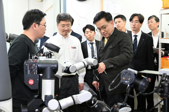 ▲ 최상목 부총리가 레인보우 로보틱스 이동형 양팔로봇 RB-Y1의 직접 교시 기능을 체험하고 있다. ⓒ레인보우로보틱스