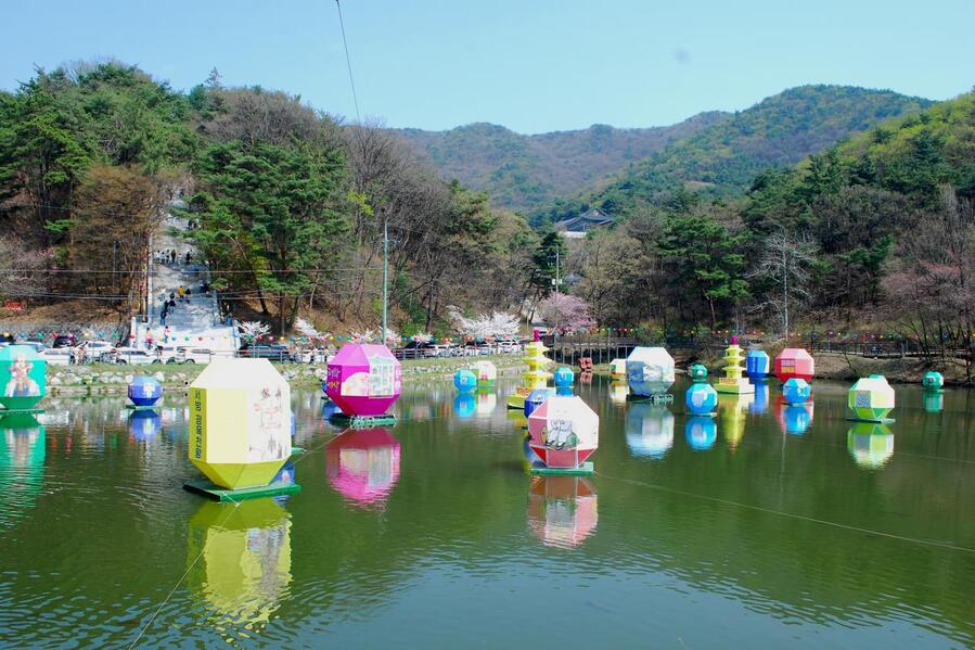 ▲ 오색찬란한 연등과 태조산을 품에 안은 연화지.ⓒ진경수 山 애호가