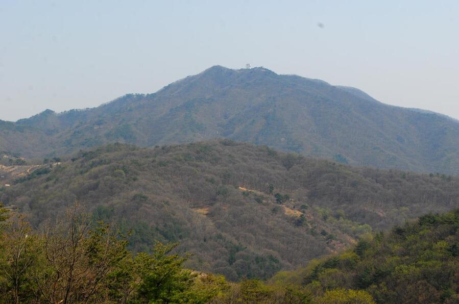 ▲ 태조산 능선길에서 바라본 성거산.ⓒ진경수 山 애호가