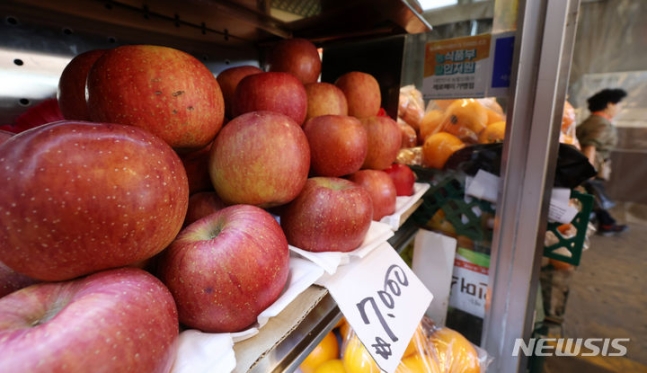 ▲ 서울시내 한 전통시장에 사과가 진열돼 있다. ⓒ뉴시스