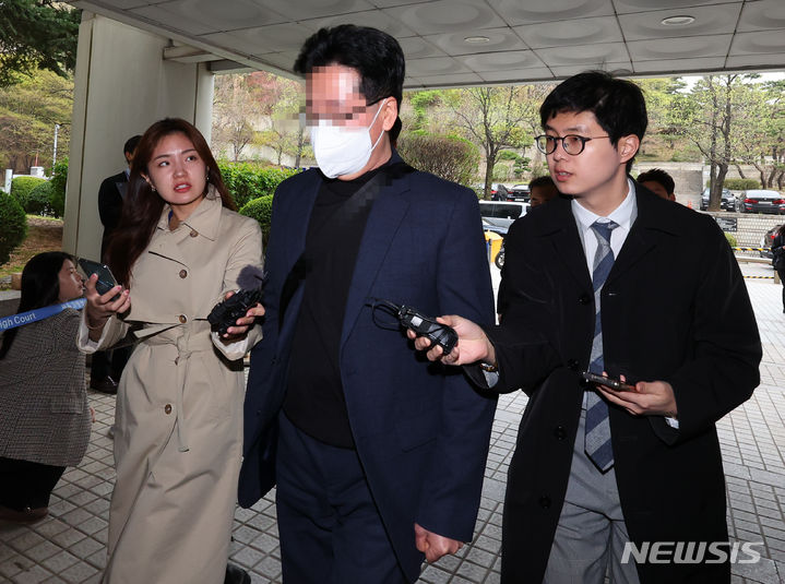 ▲ 한국토지주택공사(LH) 공공 발주 감리 사업 입찰 과정에서 청탁과 뇌물을 수수한 혐의를 받는 시청 공무원, 준정부기관 직원, 사립대 교수 등 4명의 심사위원들이 8일 서울 서초구 서울중앙지방법원에서 열린 구속 전 피의자 심문(영장실질심사)에 출석하고 있다. ⓒ뉴시스